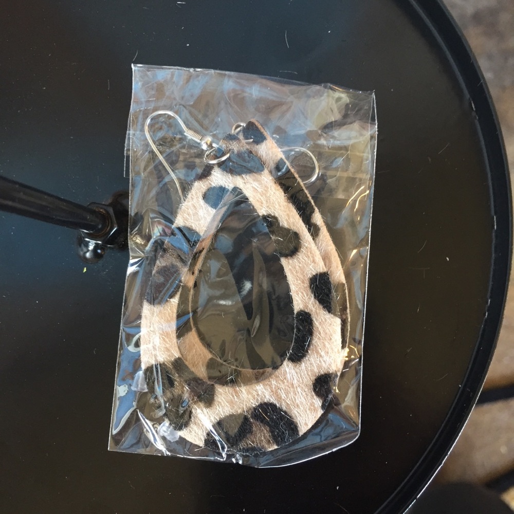 Animal Print Faux Fur Cutout Teardrop Earring‎ - Picture 2 of 3